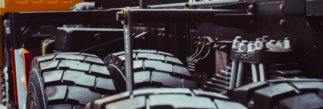 O que é Banda de Rodagem de um Pneu Industrial e Sua Importância